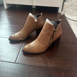 Donald J Pliner, brand new booties, size 8